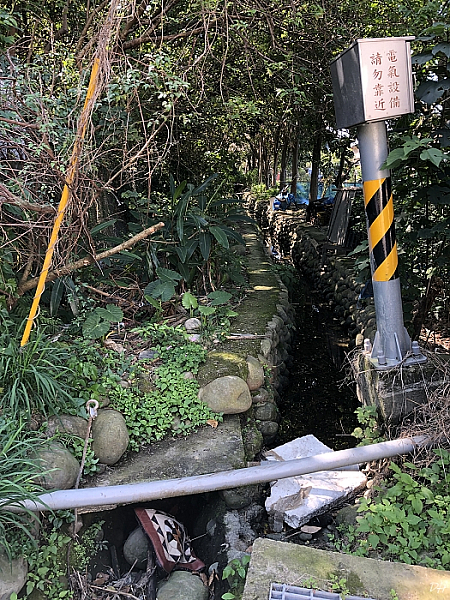 往隆恩街涵洞前的小水圳