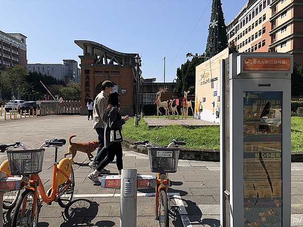 台北大學校門口