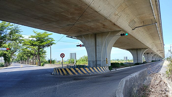 84高架橋下