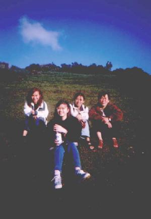 sister05.jpg (11952 bytes)